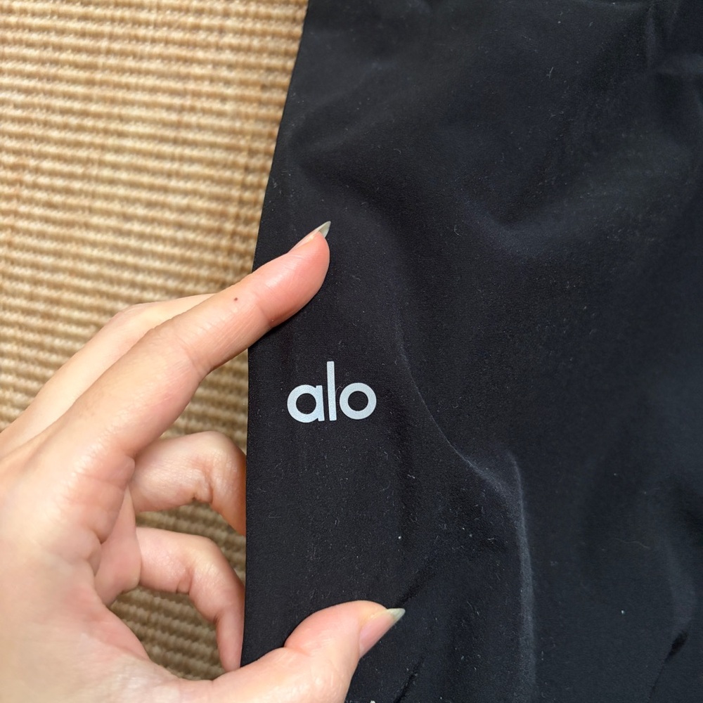 $148 Alo yoga suit up logo pants regular length in black - Picture 6 of 6